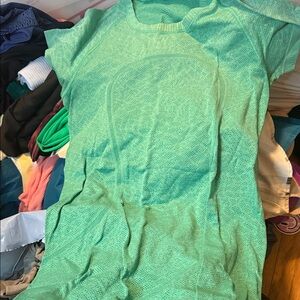 Lululemon unique green short sleeve swiftly size 8 (small crack logo)